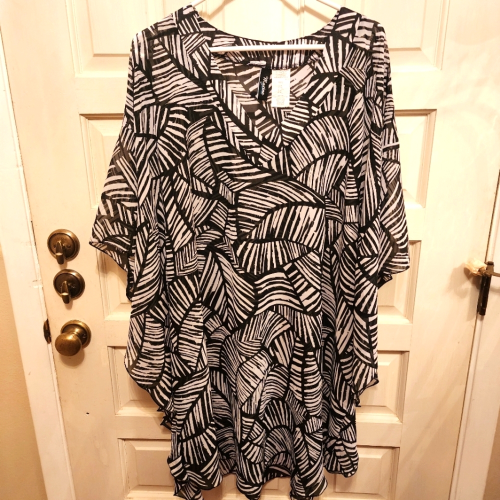 MAXINE OF HOLLYWOOD  Coverup Tunic Palm Print 100% Poly 37" L X 44" W Vneck
